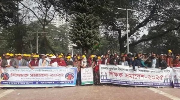 Primary school teachers rally at Shaheed Minar demanding implementation of 10th grade