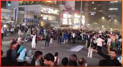Titumir College students have taken up positions on Gulshan roads, resulting in traffic disruption